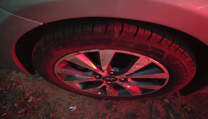 2013 Hyundai Verna FLUIDIC 1.6 VTVT SX, Petrol, Manual, 1,25,975 km, tyre