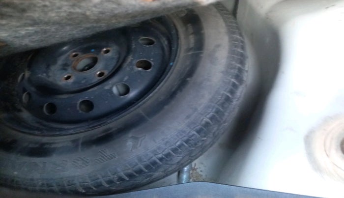 2015 Maruti Swift VXI, Petrol, Manual, 54,864 km, tyre