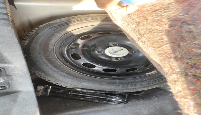 2011 Ford Figo ZXI 1.2 PETROL, Petrol, Manual, 79,072 km, tyre