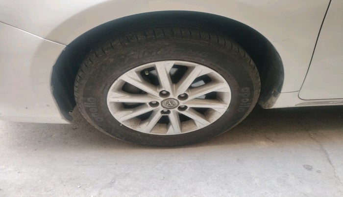 2014 Toyota Camry 2.5L AT, Petrol, Automatic, 2,14,231 km, tyre