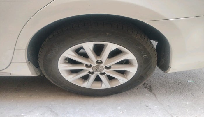 2014 Toyota Camry 2.5L AT, Petrol, Automatic, 2,14,231 km, tyre