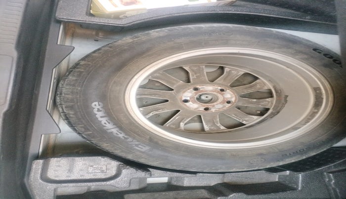 2014 Toyota Camry 2.5L AT, Petrol, Automatic, 2,14,231 km, tyre