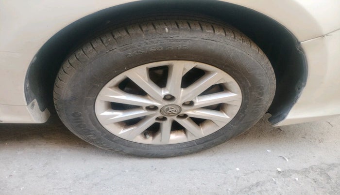 2014 Toyota Camry 2.5L AT, Petrol, Automatic, 2,14,231 km, tyre