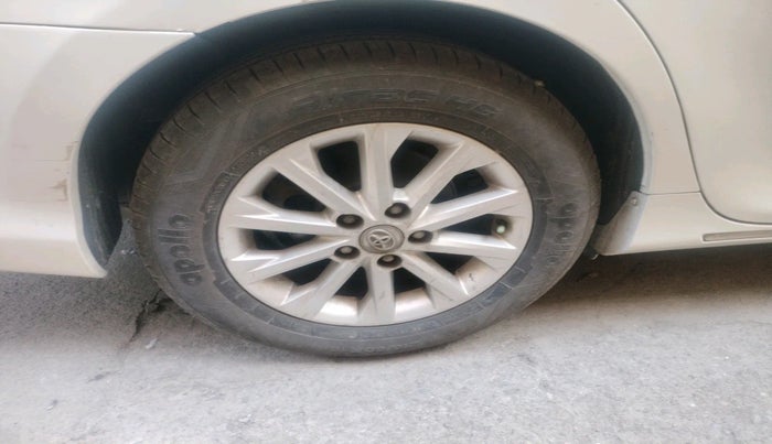 2014 Toyota Camry 2.5L AT, Petrol, Automatic, 2,14,231 km, tyre