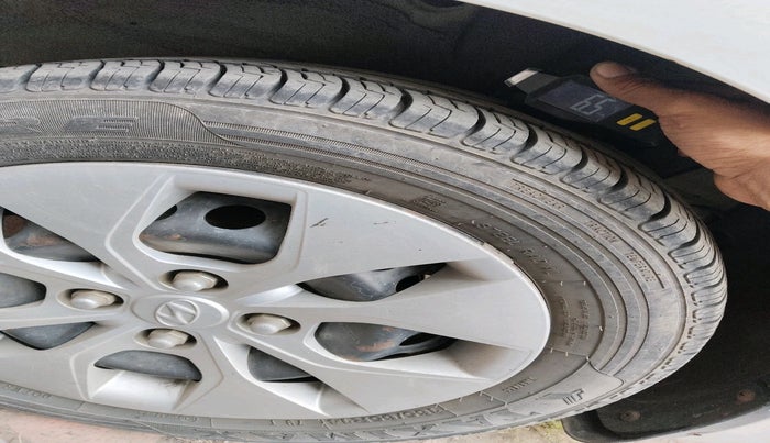 2014 Hyundai Xcent S 1.2, Petrol, Manual, 60,099 km, tyre