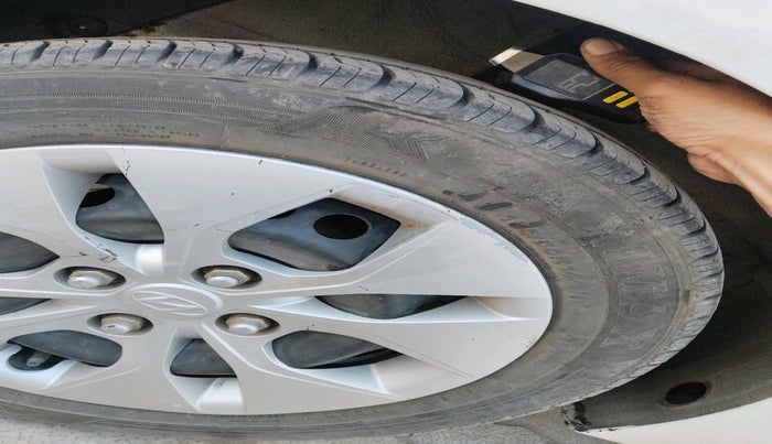 2014 Hyundai Xcent S 1.2, Petrol, Manual, 60,099 km, tyre