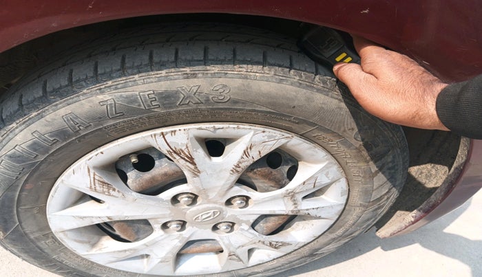 2015 Hyundai Grand i10 SPORTZ 1.1 CRDI, Diesel, Manual, 1,27,804 km, tyre