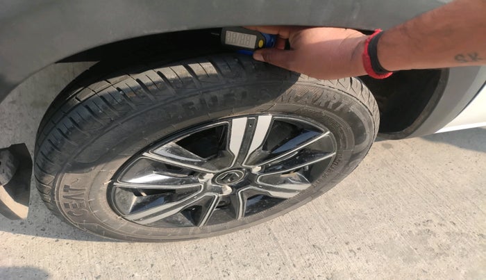 2023 Renault Kwid CLIMBER 1.0 AMT Dual Tone , Petrol, Automatic, 4,161 km, tyre