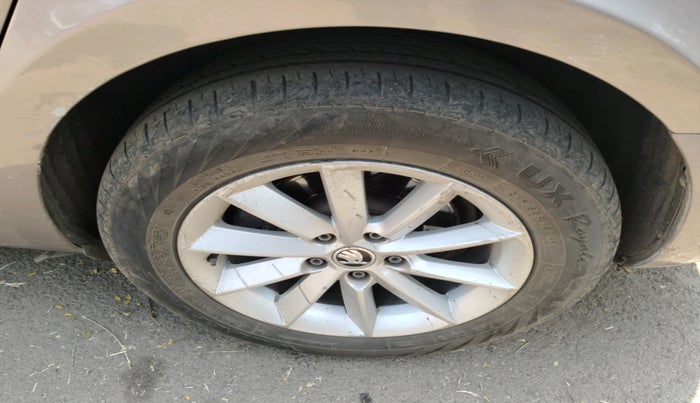 2014 Skoda Superb ELEGANCE 2.0 TDI CR AT, Diesel, Automatic, 1,50,723 km, tyre