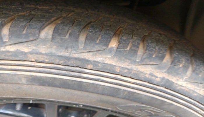 2013 Toyota Fortuner 3.0 4X2 AT, Diesel, Automatic, 2,05,220 km, tyre