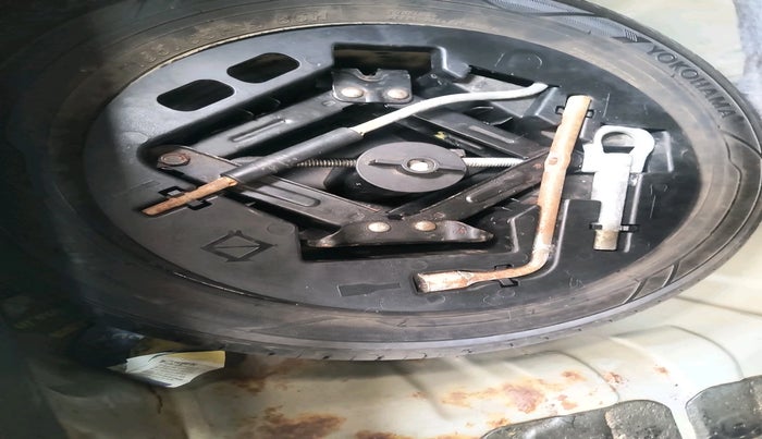 2016 Mahindra Kuv100 K4 6 STR, Petrol, Manual, 1,72,608 km, tyre