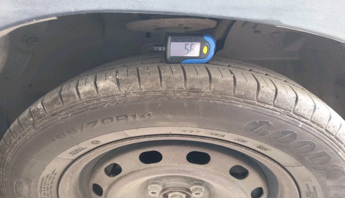 2016 Mahindra Kuv100 K4 6 STR, Petrol, Manual, 1,72,608 km, tyre