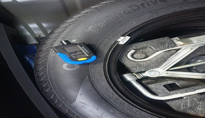 2022 MG ASTOR SAVVY 1.5 CVT S RED, Petrol, Automatic, 32,587 km, tyre