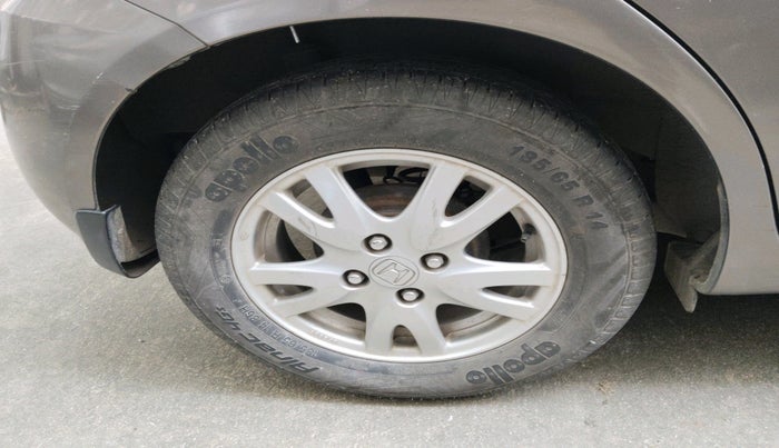 2015 Honda Brio VX AT, Petrol, Automatic, 30,380 km, tyre