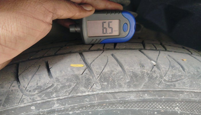 2020 Mahindra XUV300 W6 1.5 DIESEL, Diesel, Manual, 1,58,569 km, tyre