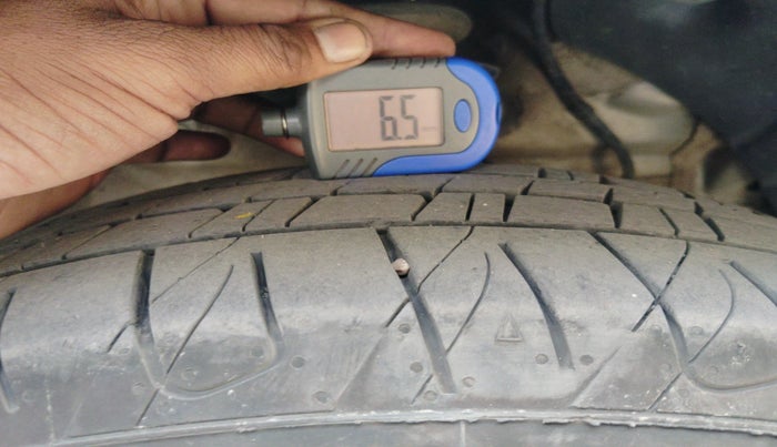 2020 Mahindra XUV300 W6 1.5 DIESEL, Diesel, Manual, 1,58,569 km, tyre