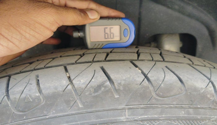 2020 Mahindra XUV300 W6 1.5 DIESEL, Diesel, Manual, 1,58,569 km, tyre