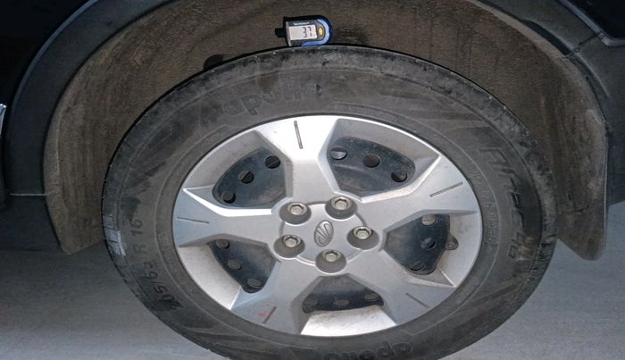 2020 Mahindra XUV300 W6 1.2 PETROL, Petrol, Manual, 39,393 km, tyre