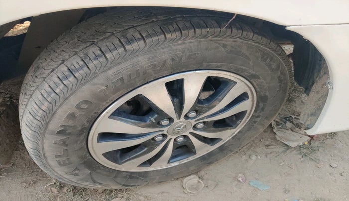 2015 Toyota Innova 2.5 VX 8 STR, Diesel, Manual, 53,886 km, tyre