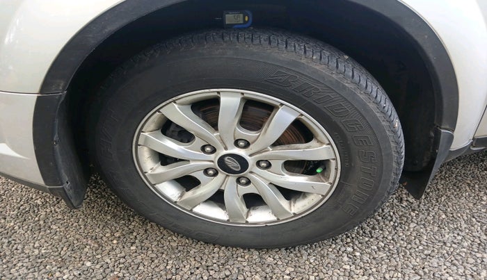 2017 Mahindra XUV500 W10, Diesel, Manual, 1,22,279 km, tyre