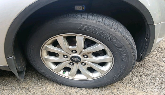 2017 Mahindra XUV500 W10, Diesel, Manual, 1,22,279 km, tyre