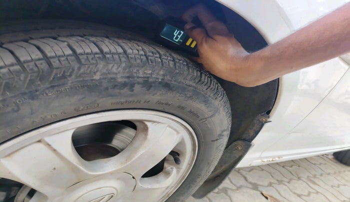 2010 Hyundai Verna VGT CRDI SX 1.5, Diesel, Manual, 2,04,973 km, tyre