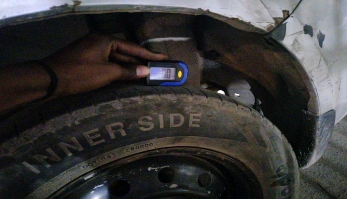 2015 Maruti Swift Dzire LXI, Petrol, Manual, 2,04,990 km, tyre