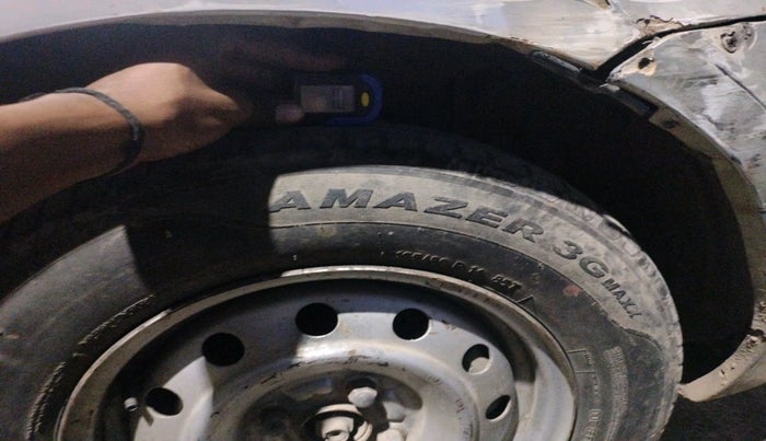 2015 Maruti Swift Dzire LXI, Petrol, Manual, 2,04,990 km, tyre