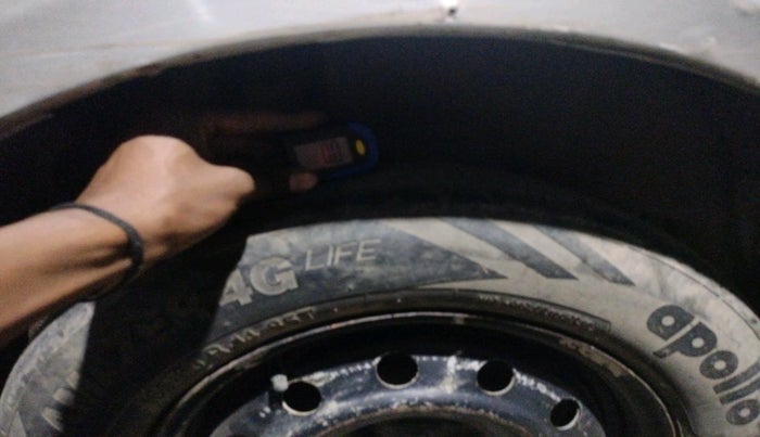 2015 Maruti Swift Dzire LXI, Petrol, Manual, 2,04,990 km, tyre