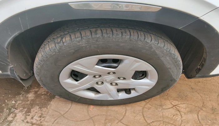 2019 Hyundai VENUE S 1.2, Petrol, Manual, 53,164 km, tyre