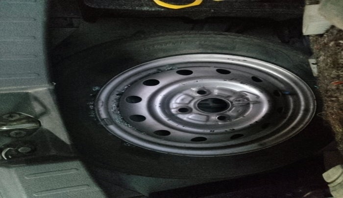 2011 Maruti Wagon R 1.0 LXI, Petrol, Manual, 1,23,337 km, tyre