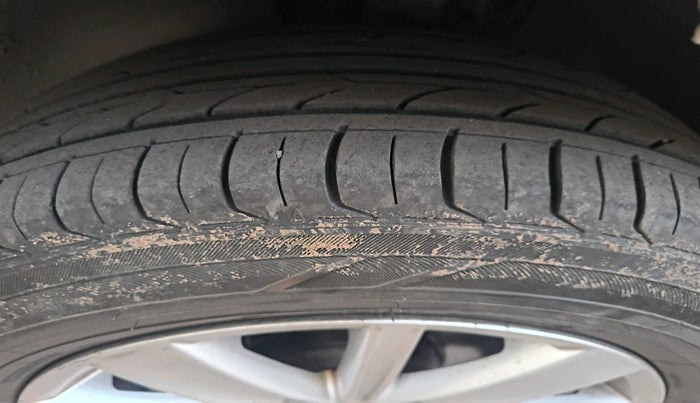 2016 Volkswagen Vento HIGHLINE 1.5 AT, Diesel, Automatic, 1,13,288 km, tyre