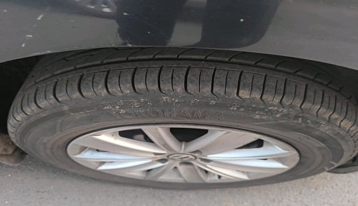 2016 Volkswagen Vento HIGHLINE 1.5 AT, Diesel, Automatic, 1,13,288 km, tyre