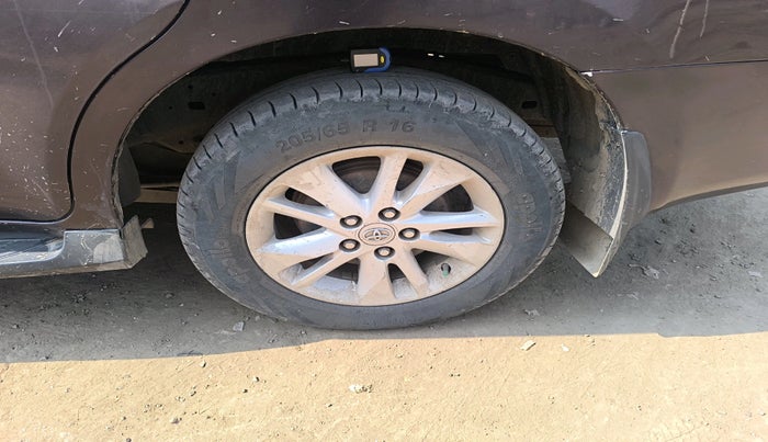 2020 Toyota Innova Crysta 2.4 GX 8 STR, Diesel, Manual, 1,42,330 km, tyre