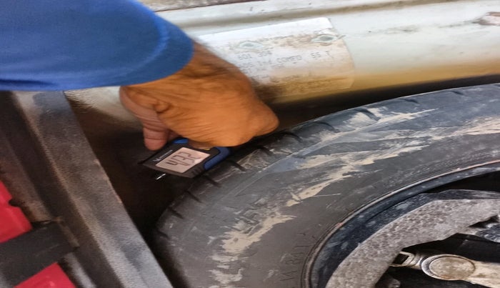 2011 Volkswagen Polo COMFORTLINE 1.2L, Diesel, Manual, 93,760 km, tyre