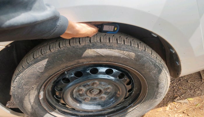 2015 Maruti Ertiga VXI, Petrol, Manual, 1,23,341 km, tyre