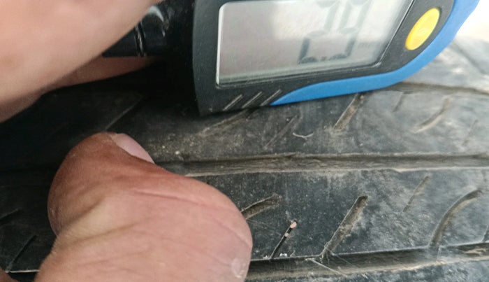 2010 Hyundai i10 MAGNA 1.1, Petrol, Manual, 2,15,661 km, tyre