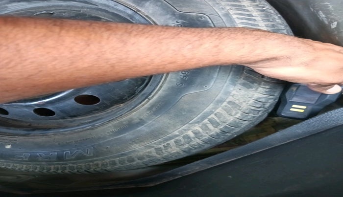 2015 Maruti Swift ZXI, Petrol, Manual, 1,50,000 km, tyre