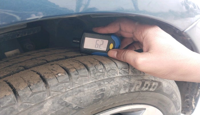 2017 Volkswagen Polo COMFORTLINE 1.2L, Petrol, Manual, 54,286 km, tyre