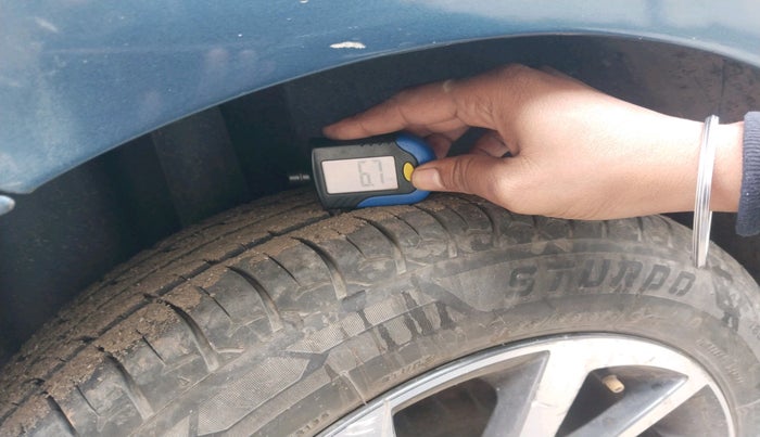 2017 Volkswagen Polo COMFORTLINE 1.2L, Petrol, Manual, 54,286 km, tyre