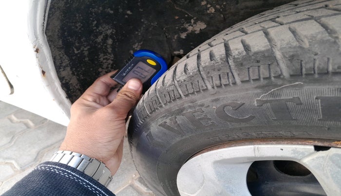 2011 Toyota Etios G, Petrol, Manual, 1,22,182 km, tyre