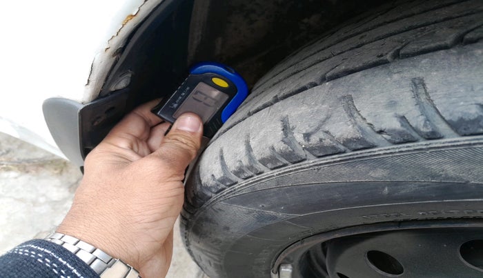 2011 Toyota Etios G, Petrol, Manual, 1,22,182 km, tyre