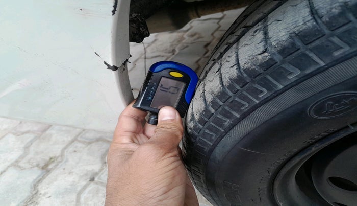 2011 Toyota Etios G, Petrol, Manual, 1,22,182 km, tyre