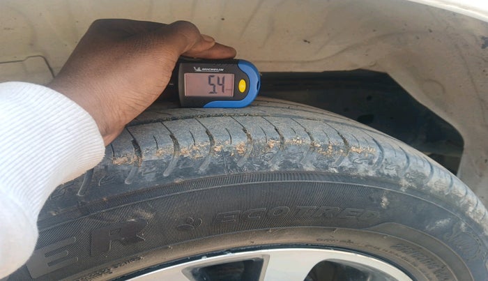 2022 Toyota Innova Crysta 2.4 G 8 STR, Diesel, Manual, 98,413 km, tyre