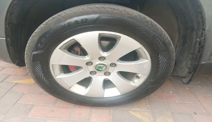 2011 Skoda Yeti AMBITION 2.0 TDI CR 4X4, Diesel, Manual, 1,89,447 km, tyre