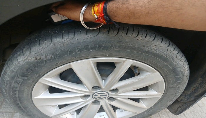 2016 Volkswagen Vento HIGHLINE 1.5 AT, Diesel, Automatic, 1,08,016 km, tyre