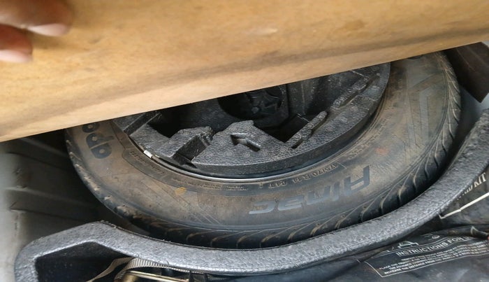 2016 Volkswagen Vento HIGHLINE 1.5 AT, Diesel, Automatic, 1,08,016 km, tyre