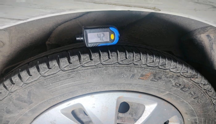 2011 Hyundai i10 MAGNA 1.1, Petrol, Manual, 1,05,500 km, tyre