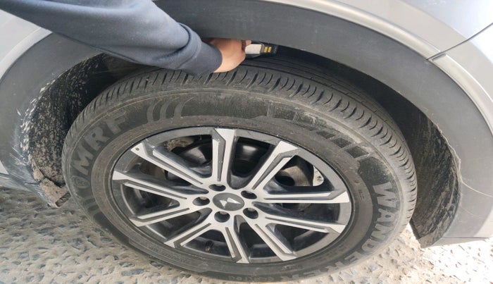 2022 Mahindra XUV700 AX 7 P MT 7 STR, Petrol, Manual, 35,166 km, tyre