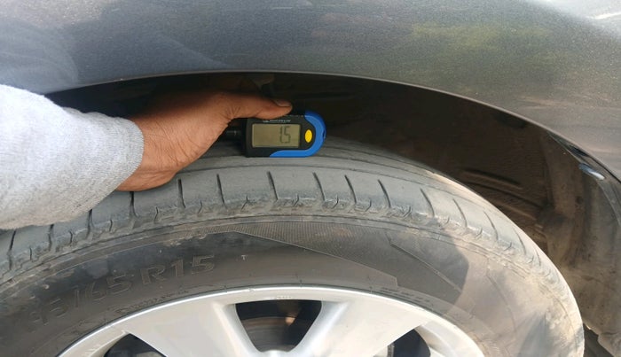 2015 Toyota Corolla Altis G PETROL, Petrol, Manual, 1,32,941 km, tyre